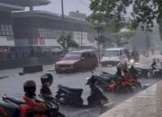 Jalan Protokol Semarang Terkena Banjir, Warga Dan Pengendara Terpukul