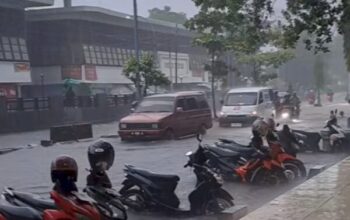 Jalan Protokol Semarang Terkena Banjir, Warga Dan Pengendara Terpukul