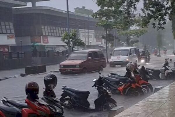 Jalan Protokol Semarang Terkena Banjir, Warga dan Pengendara Terpukul