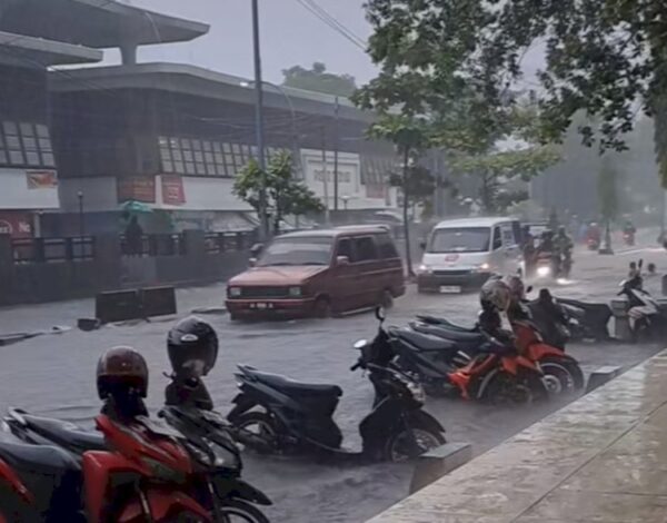 Jalan Protokol Semarang Terkena Banjir, Warga Dan Pengendara Terpukul