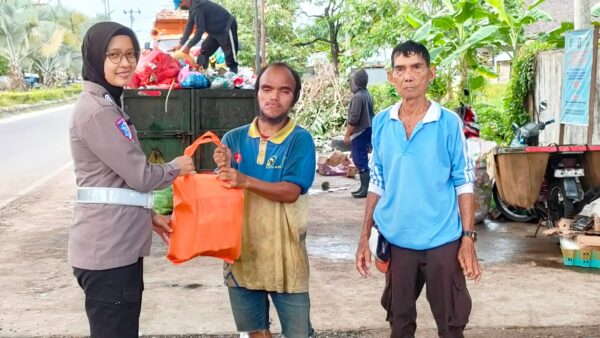 Jum’at Berkah Ditlantas Polda Kalteng, Bagikan Sembako Dan Imbau Tertib