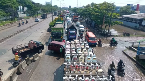 Kaligawe Raya Tersendat, Genangan Air Ganggu Arus Lalu Lintas