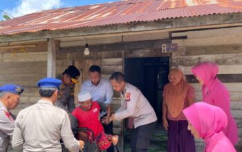 Kapolda Kalteng Bantu Abdul Rahman Dengan Kursi Roda, Warga Terpukau