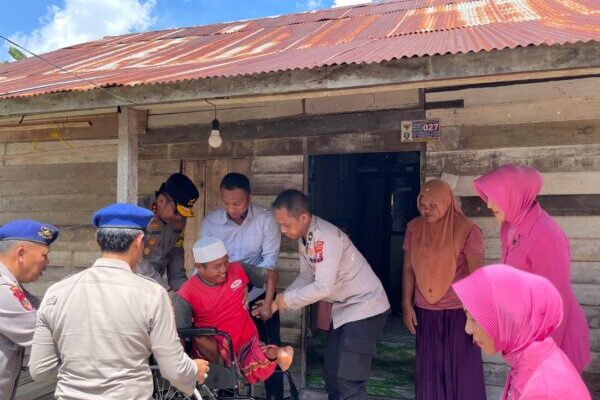 Kapolda Kalteng Bantu Abdul Rahman dengan Kursi Roda, Warga Terpukau