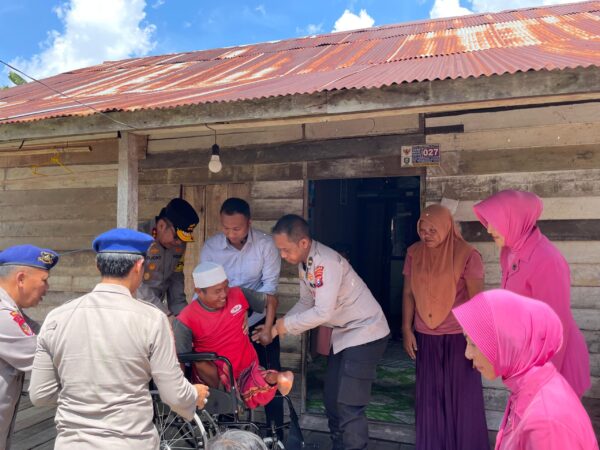 Kapolda Kalteng Bantu Abdul Rahman Dengan Kursi Roda, Warga Terpukau