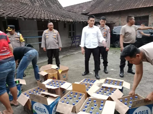 Kapolres Boyolali Pimpin Penggerebekan, Ribuan Botol Miras Diamankan