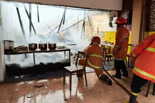 Kebakaran Akibat Kebocoran Gas, Rumah Makan di Kota Malang Rata dengan Tanah