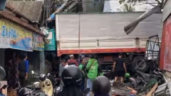 Kecelakaan Beruntun di Ngaliyan Semarang, Truk Tronton Rem Blong Tabrak Kendaraan