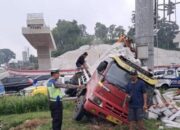 Kecelakaan Mencekam Di Exit Tol Bawen, Truk Tabrak Tiang Lampu