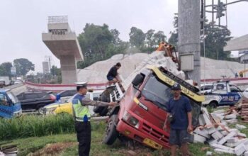 Kecelakaan Mencekam Di Exit Tol Bawen, Truk Tabrak Tiang Lampu