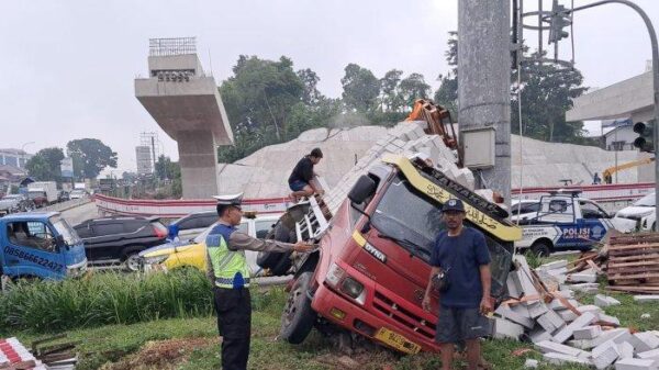 Kecelakaan Mencekam Di Exit Tol Bawen, Truk Tabrak Tiang Lampu