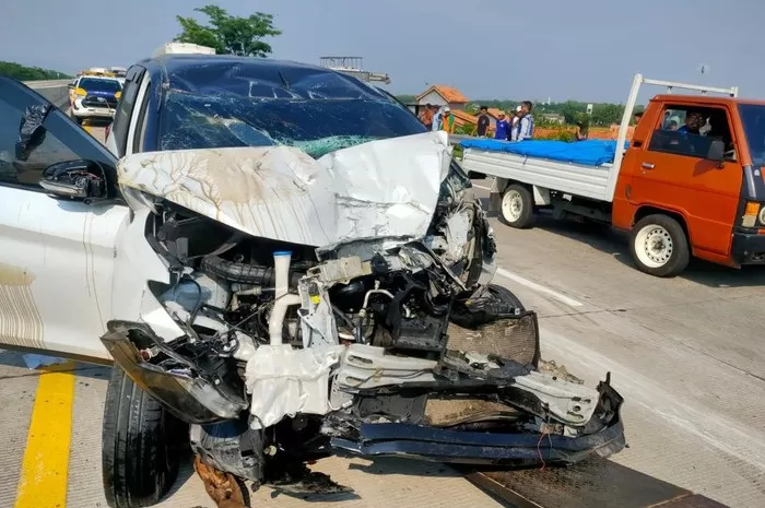 Kecelakaan Tragis Di Tol Semarang Batang, Suzuki Ertiga Dan Elf Travel