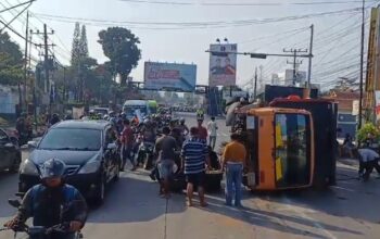 Kecelakaan Truk Muatan Pasir Terguling Di Semarang, Contraflow Diterapkan