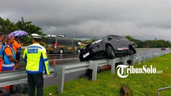 Kecelakaan Unik Di Tol Solo Ngawi, Fortuner Hantam Pembatas Jalan