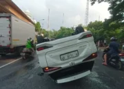 Tanjakan Gombel Semarang Dilanda Kecelakaan, Toyota Avanza Terguling Setelah Tabrak Pohon