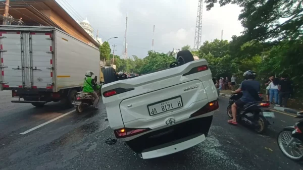 Tanjakan Gombel Semarang Dilanda Kecelakaan, Toyota Avanza Terguling Setelah Tabrak Pohon