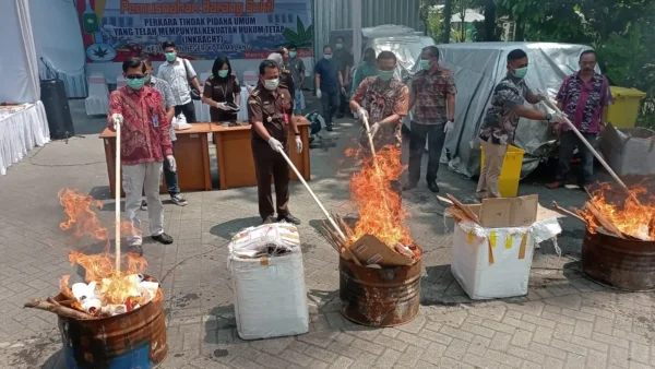 Kejari Kota Malang Musnahkan Narkoba Dan Senpi Hasil Sitaan