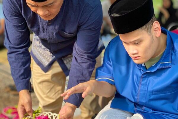 Kenang Pesan Sang Istri, Ahmad Luthfi Ziarah Bersama Anaknya