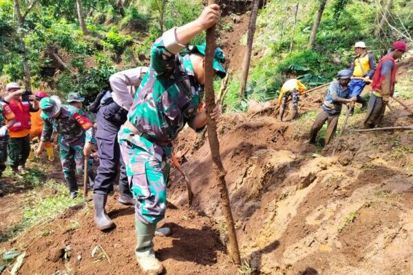 Personel Polres Banjarnegara Bersihkan Material Longsor, Jalan Kembali Lancar