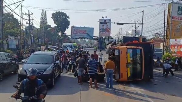 Lalin Semarang Terganggu Akibat Truk Pasir Terguling, Contraflow Diterapkan