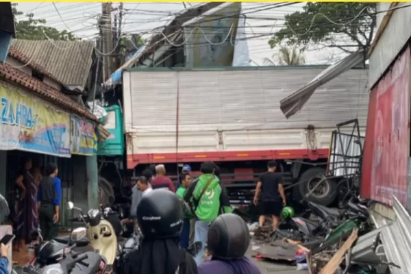 Lalu Lintas Terganggu, Kecelakaan Truk Di Silayur Ngaliyan Picu Macet