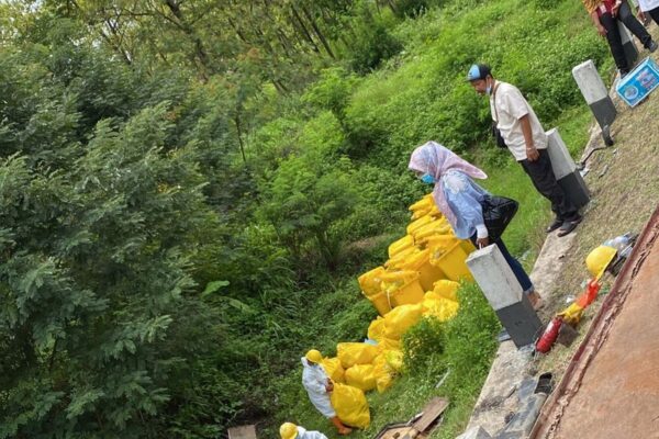 Limbah Medis Berhamburan Akibat Tabrakan Dua Truk Di Wonogiri