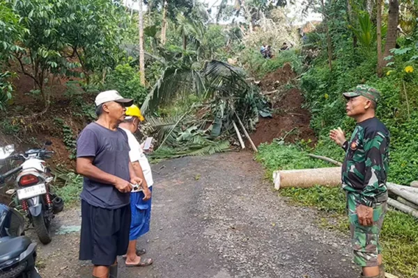 Longsor Banjarnegara Ganggu Akses Jalan, Tim Gabungan Lakukan Penanganan