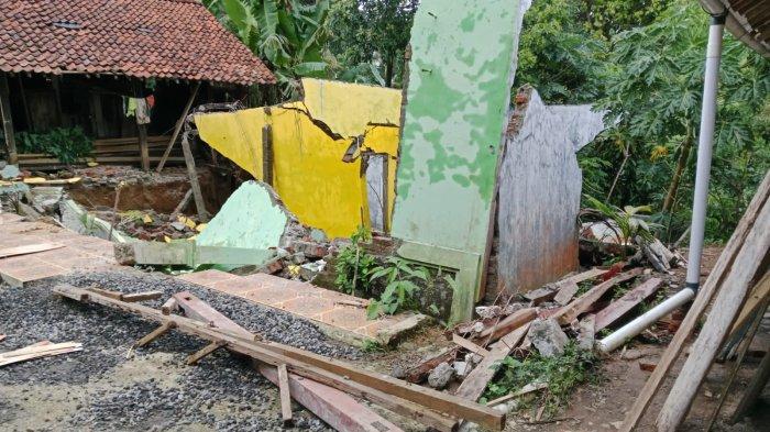 Longsor Hancurkan Dua Rumah Di Wonosobo, Warga Wadaslintang Terdampak