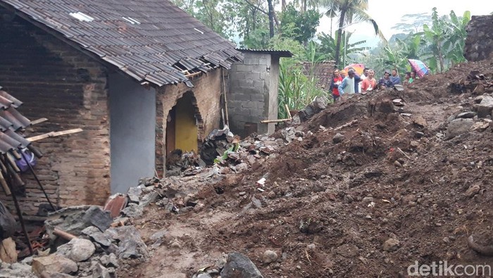 Longsor Landa Karanggeneng Boyolali, Rumah Warga Tertimpa Dan Jalan Desa