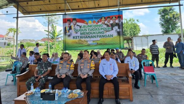 Polresta Malang Kota, TNI, dan Petani Bersama Lakukan Penanaman Bibit