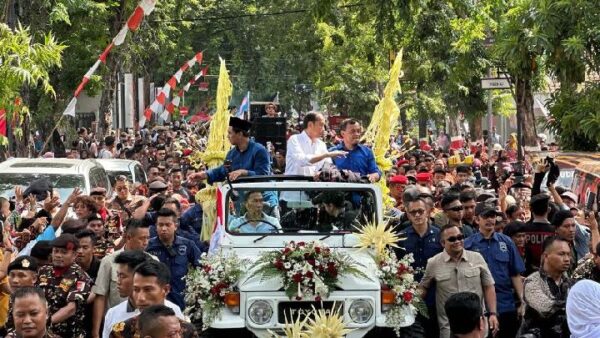 Meriahkan Kampanye Di Grobogan Dan Blora, Jokowi Lempar Kaus Dari