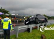 Mobil Fortuner Terselip Di Pembatas Tol Solo Ngawi, Kecepatan Capai 120