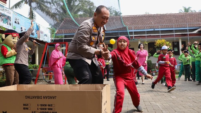 Momen Bahagia: Kapolresta Malang Kota Kunjungi Siswa Tk Sd