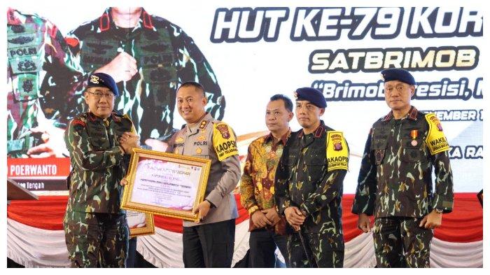 Momen Hut Brimob 2024, Kapolda Kalteng Anugerahi Kapolres Lamandau