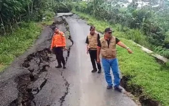 Musim Hujan Picu Tanah Gerak, Jalan Utama Banjarnegara Pagentan Ditutup Total