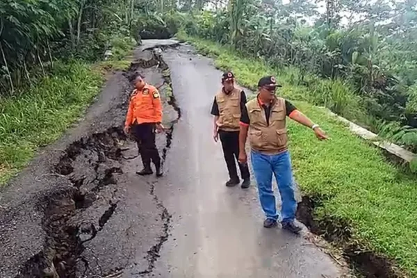 Musim Hujan Picu Tanah Gerak, Jalan Utama Banjarnegara Pagentan Ditutup Total