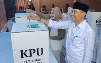 Nyekar Sebelum Nyoblos, Wahyu Hidayat Dan Istri Tunai Hak Pilih