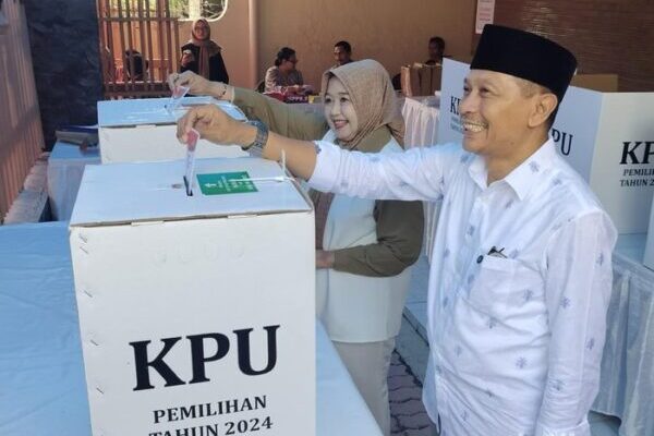 Sebelum Nyoblos, Wahyu Hidayat dan Istri Ziarah di Lowokwaru Kota Malang