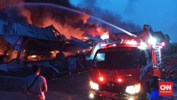 Pabrik Sepeda di Semarang Terbakar Hebat, Api Masih Berkobar