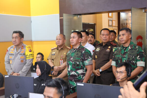 Pastikan Pengamanan Pilkada, Kapolda dan Pangdam Cek Ruang Command Center