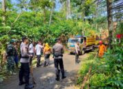 Peduli Lingkungan, Personel Polres Banjarnegara Berjibaku Bersihkan Longsor