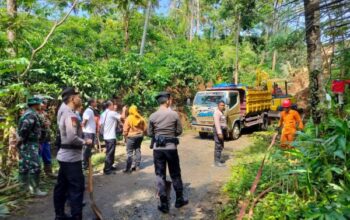 Peduli Lingkungan, Personel Polres Banjarnegara Berjibaku Bersihkan Longsor