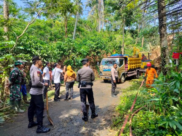 Peduli Lingkungan, Personel Polres Banjarnegara Berjibaku Bersihkan Longsor