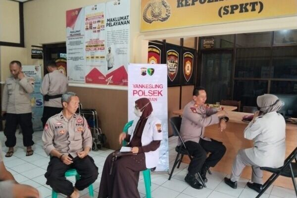 Pemeriksaan Tensi Darah di Polsek Jajaran, Upaya Yankesling Sidokkes Polresta Banyumas Jaga Kesehatan Personel