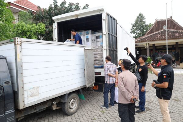 Personel Polres Sukoharjo Diterjunkan Kawal Distribusi Logistik Pilkada