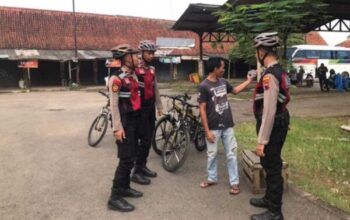 Personel Satsamapta Polres Pekalongan Gunakan Sepeda Untuk Jaga Keamanan