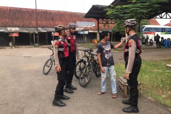 Personel Satsamapta Polres Pekalongan Gunakan Sepeda Untuk Jaga Keamanan