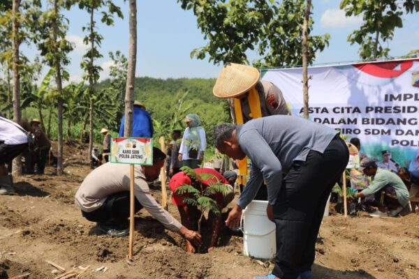 Polda Jateng Tanam 1,8 Juta Pohon Demi Implementasi Asta Cita