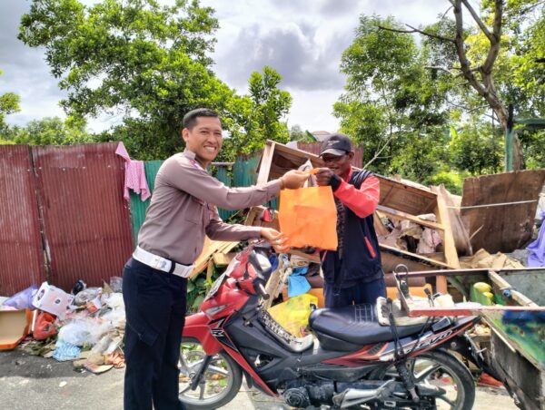 Polda Kalteng Gelar Jum’at Berkah, Sembako Dibagikan Untuk Masyarakat Tertib