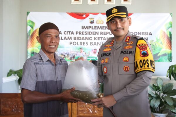 Polres Banjarnegara Dukung Program Presiden, Beri Bantuan Benih Untuk Petani